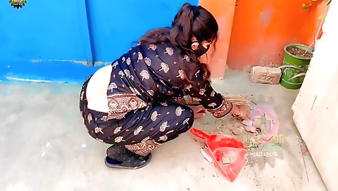 Indian girl enjoys sex with her lover and fucks herself