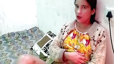 Indian solo movie shows a sexy lady in her clothes