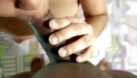 Amateur blonde girl wants to cum on her lips and mouth