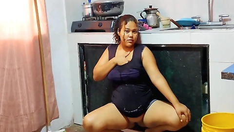 amateur brunette solo girl masturbating and cum in her pussy