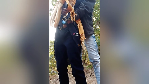 Indian chick gets a good outdoor video with friends