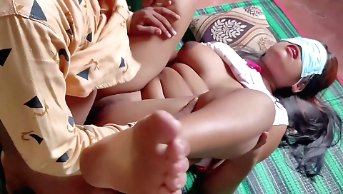 Hot brunette chick gets fucked in an amateur sex clip