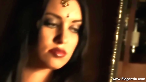 Indian hottie loves to masturbate and play with her snatch