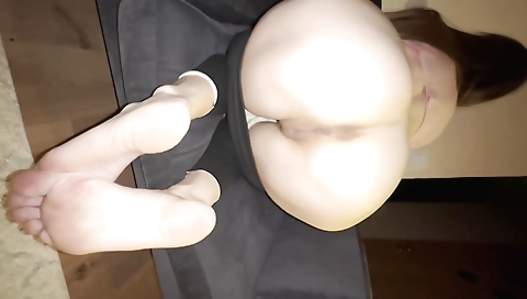 Big booty girl with a nice face gets fingered solo