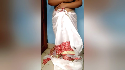 Indian girl fucks in bed and she is doing webcam filming