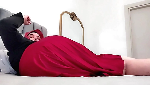 I am showing off my big booty in amateur solo video