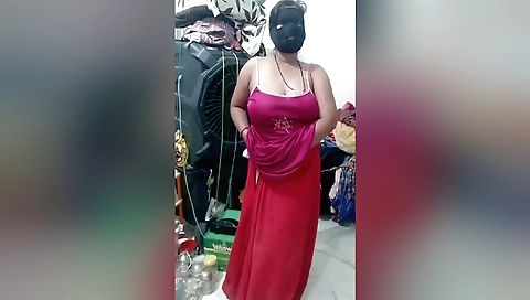 Indian hottie is showing off her body in amateur video