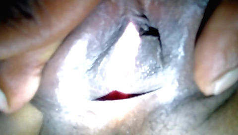 Indian brunette video shows her naked body on phone