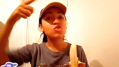 Skinny slut takes it on and eats the banana in amateur