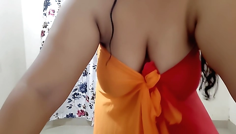 Indian babe shows off her sexy body while doing a webcam vid