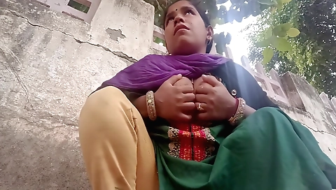 Bhabhi pissing and showing her pimple-covered pussy