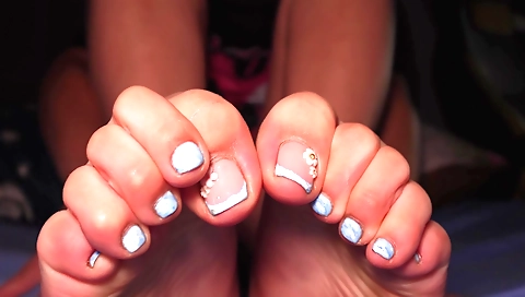 Indian girl sucks fingers and feet in homemade amateur video