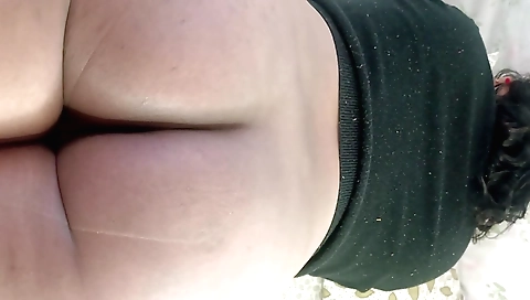 Big butt brunette showing off her body in a hd vid