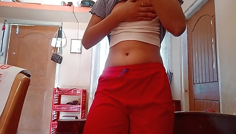 Indian hottie giving a nice blowjob in a solo clip