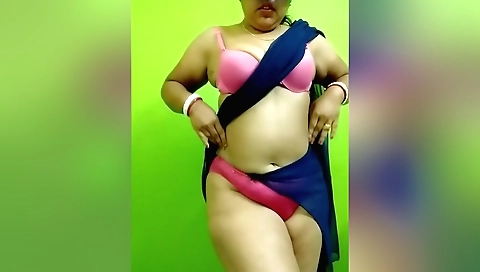 Brunette brunette shows off her body in amateur webcams clip