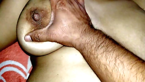 Indian girl shows her big boobs and big ass in amateur clip