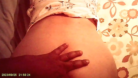 Indian babe on the ground and trying to get fucked