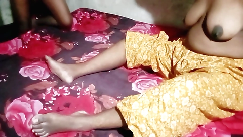 Indian girl with big tits and a great ass fucks in this video