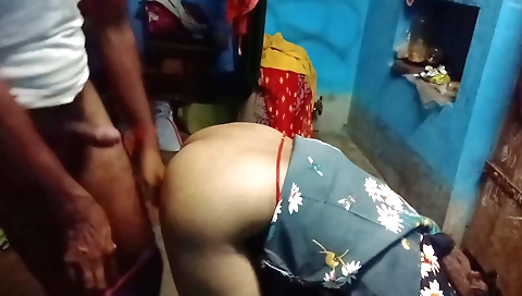 Sexy amateur brunette fucks her cunt with a nice handjob