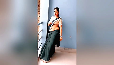 Indian girlfriend masturbates her ass in doggy style