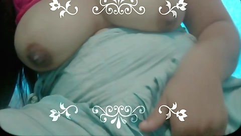 Chubby chick is masturbating on webcam in hd video