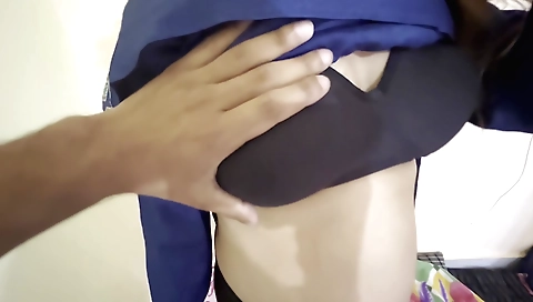 Indian babe gets a fuck on her mouth from a huge pecker