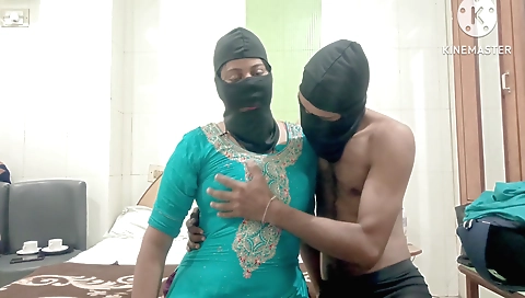 Indian massage girl with a nice body gets a sexy massage