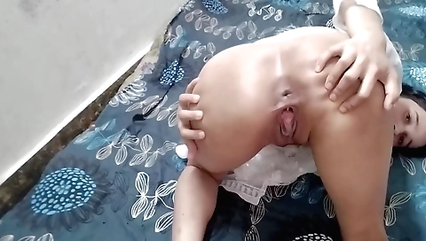 Indian chick makes an amateur movie with a sexy black bra