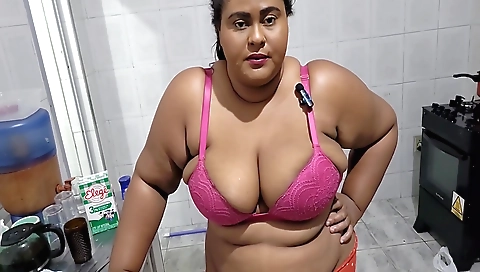 Stepmom Gets Fucked In The Kitchen By Her Stepson And Gets Of Cumshot