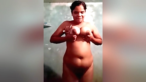 Indian chick with big boobs enjoys herself in the shower
