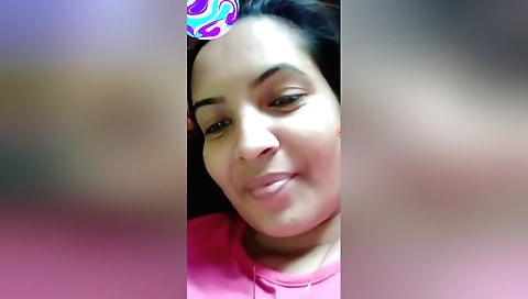 Boudi is showing off in her sexy pink lingerie in amateur clip