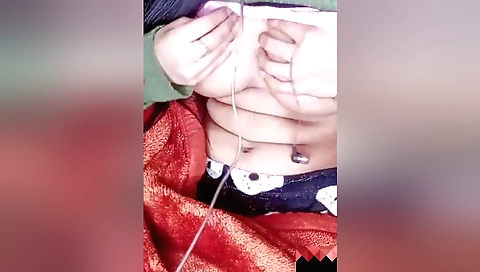 Indian solo video showing a beautiful girl doing porn